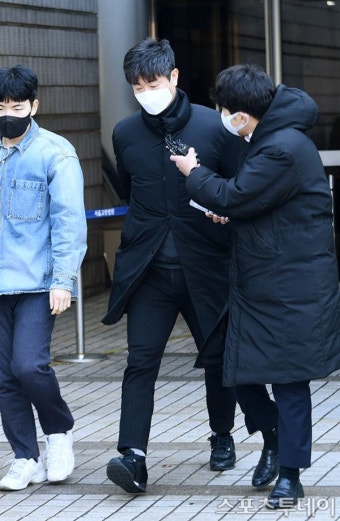 [ST포토] 배임수재 혐의 KIA 김종국 전 감독, '영장실질심사 마치고'