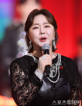 [ST포토] 금잔디 눈물이 왈칵