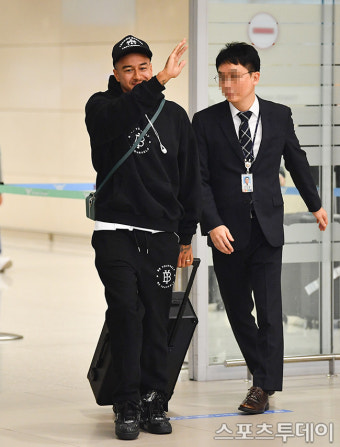 [ST포토] 제시 린가드, '직접 캐리어 끌고 입국'