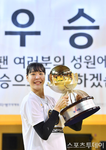 [ST포토] 정규리그 우승 트로피 든 박지수