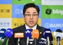 [ST포토] 취재진 앞에 선 정창훈 회장