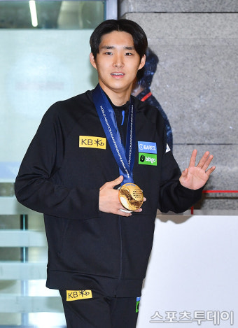 [ST포토] 메달 걸고 귀국하는 김우민
