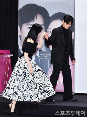 [ST포토] 김수현 에스코트 받으며 입장하는 김지원