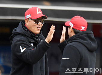[ST포토] 이숭용 감독, 하이파이브