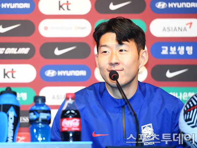 손흥민, 토트넘 주장으로 트로피 들어올린 순간 행복 나누다