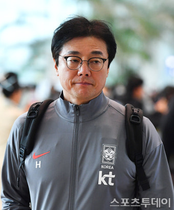 [ST포토] 태국으로 출국하는 황선홍 감독