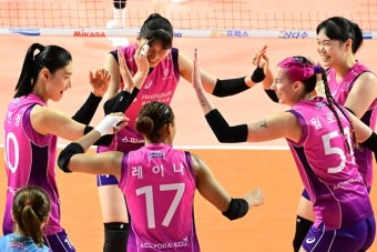'김연경+윌로우 48점' 흥국생명, 정관장에 역전승…PO 기선제압