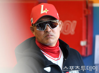 [ST포토] 이숭용 감독, 긴장된 마음