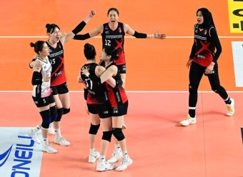 '지아+메가 55점' 정관장, 흥국생명 꺾고 1승1패 '균형'…승부는 3차전으로