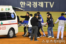 [ST포토] 부상당해 구급차에 실리는 삼성 류지혁