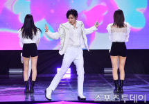 [ST포토] 트롯 가수로 변신한 성민, 아이돌표 댄스