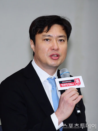 [ST포토] KT 송영진 감독, 조상현-조동현 감독 꺽고 우승