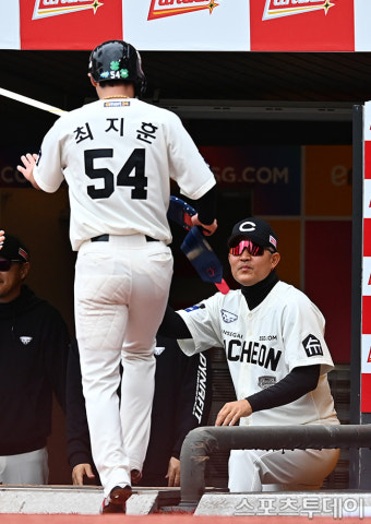 [ST포토] 이숭용 감독, '시작이 좋아~'