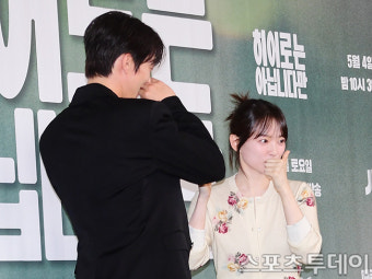 [ST포토] 수줍은 장기용과 엄지척 천우희