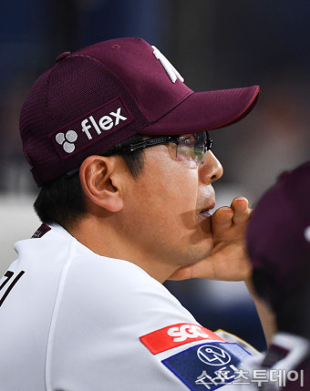 [ST포토] 4회 공격 지켜보는 키움 홍원기 감독