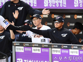 [ST포토] 정경배 감독대행, 첫 득점에 하이파이브