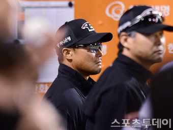 [ST포토] 대량득점에도 표정변화 없는 정경배 감독대행