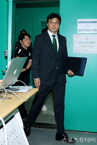 [ST포토] 감독 취임식장에 들어서는 황선홍 감독