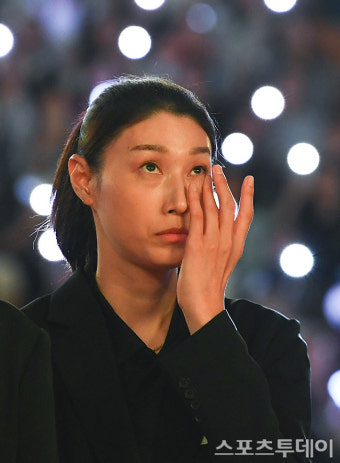 [ST포토] 국대 은퇴.. 눈물 훔치는 김연경