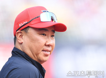 [ST포토] 이범호 감독, 1위팀 감독의 여유