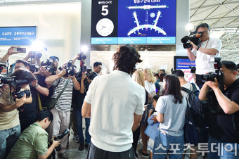 [ST포토] 홍명보 감독 유럽 출장, 뜨거운 취재열기