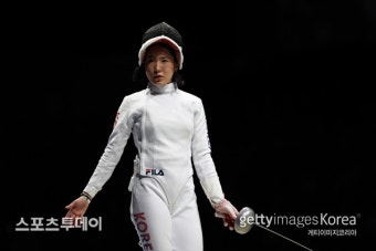 여자 펜싱 송세라, 에페 개인전 16강 진출…강영미·이혜인은 탈락