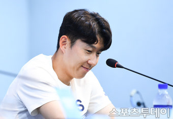 [ST포토] 질문 듣는 손흥민, '고민고민'