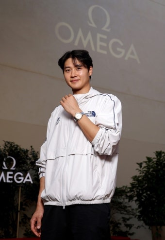 펜싱 선수 오상욱, 2024 파리 올림픽 금메달 수상으로 오메가 시계 수여
