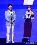 [ST포토] K 월드 드림 베스트 뮤직비디오상 시상하는 오용민 교수-진세연