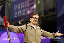 월드스타 성룡, 파리 패럴림픽 태권도 경기장 깜짝 등장