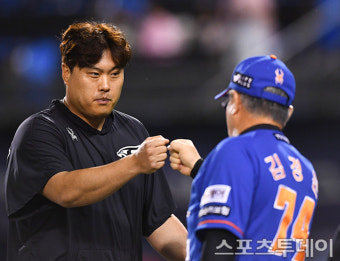 [ST포토] 승리투수 류현진, 김경문 감독과 하이파이브