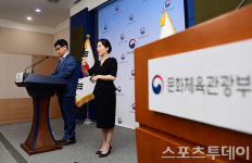 [ST포토] 브리핑하는 이정우 체육국장