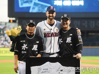 [ST포토] 니퍼트 은퇴식 축하해주는  박경수-오재일