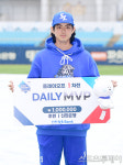 [ST포토] 구자욱, PO 1차전 데일이 MVP