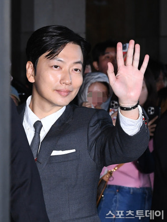 [ST포토] 이동휘, '그윽한 눈빛으로 손인사'