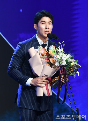 [ST포토] ML 도전하는 키움 2루수 김혜성, 수비상 수상