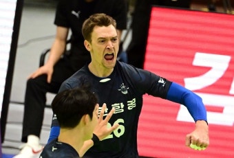 '막심·정한용 33점 합작' 대한항공, 한국전력에 3-0 완승…현대캐피탈과 승점 1점 차