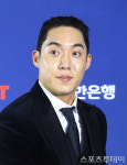 가발 벗은 원태인, 짧은 머리로 진한 남성미 표출…마지막은 남자답게