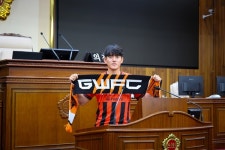 강원FC, 국가대표 출신 측면 수비수 홍철 영입