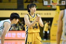 '송윤하+강이슬 29점 합작' KB, 단독 4위 도약…하나은행은 PO 좌절