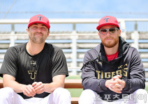 [ST포토] 네일-올러, KIA의 원투펀치