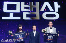 [ST포토] 김상아-에디 레펀스 PBA 골든큐 어워즈 2025 모범상수상