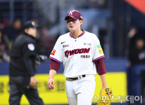 [ST포토]  2이닝 10실점한 키움 선발투수 윤현