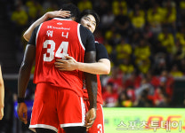 [ST포토] 최원혁, 워니 끌어 안고