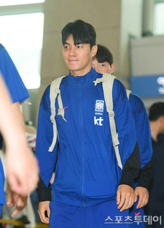 [ST포토] 전진우, 첫 소집 떨리는 출국