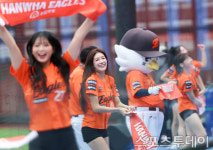 [ST포토] 김연정, 예비남편 하주석 안타에 미소