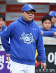 [ST포토] 그라운드로 나온 박진만 감독