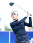 한국 팬 응원 받은 윤이나, LPGA 투어 첫 톱10 도전
