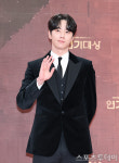 [ST포토] 이준영, 훈훈한 손인사