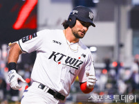 '힐리어드 결승 3점포' KT, KIA 6-4 제압…선두 수성